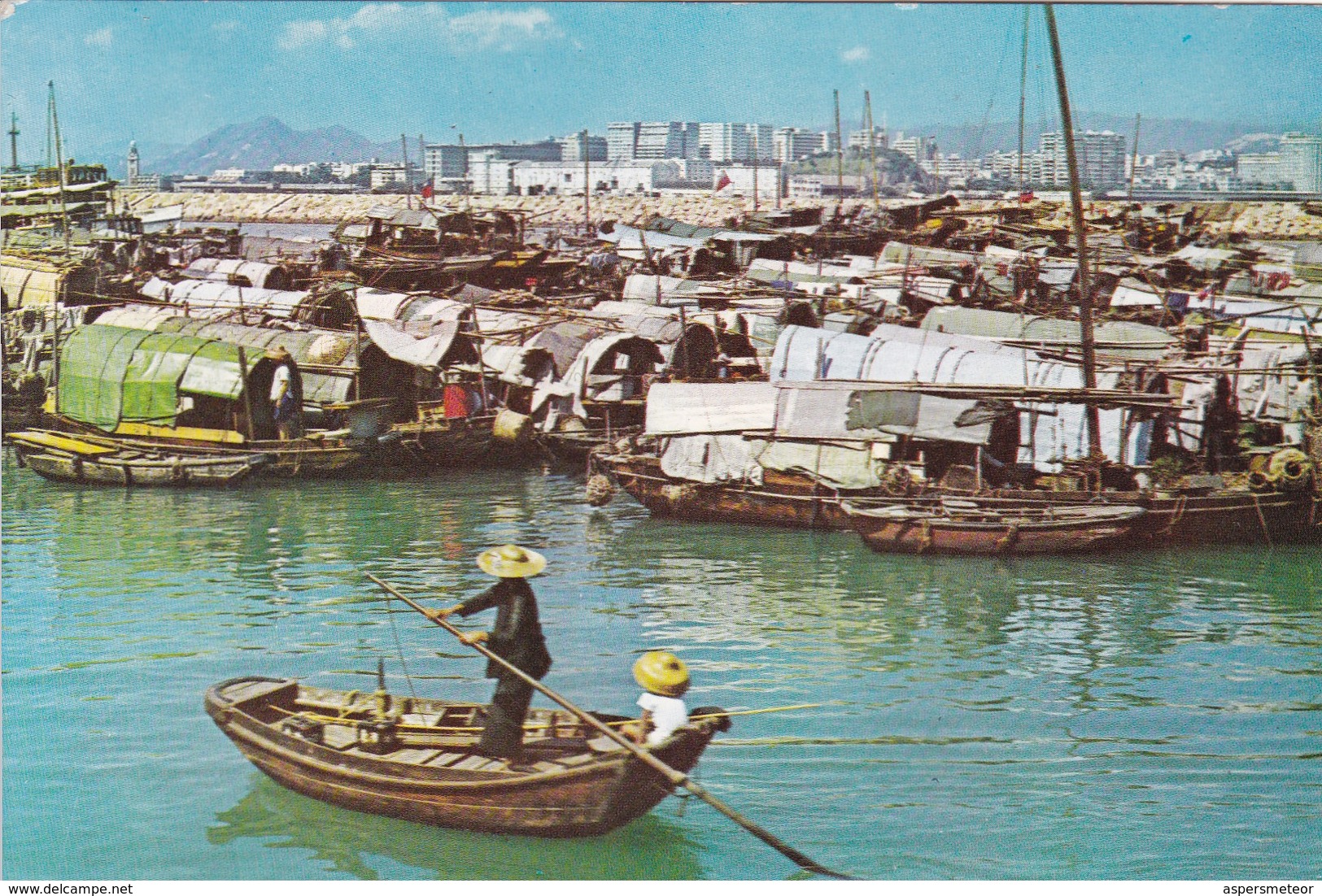 HONG KONG, SAMPANS WIT THEIR OWNERS AND FAMILIES MOORED AND STATIONED AT CAUSEWAY AY SHELTER. CIRCULEE USA 1982.- BLEUP - China