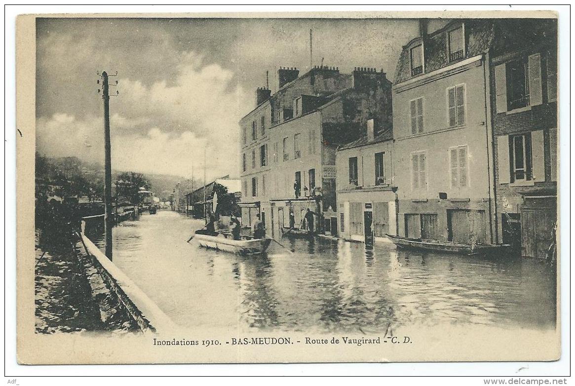 CPA ANIMEE BAS MEUDON, HOMMES EN BARQUE DURANT LES INONDATIONS DE 1910, ROUTE DE VAUGIRARD, HAUTS DE SEINE 92 - Meudon