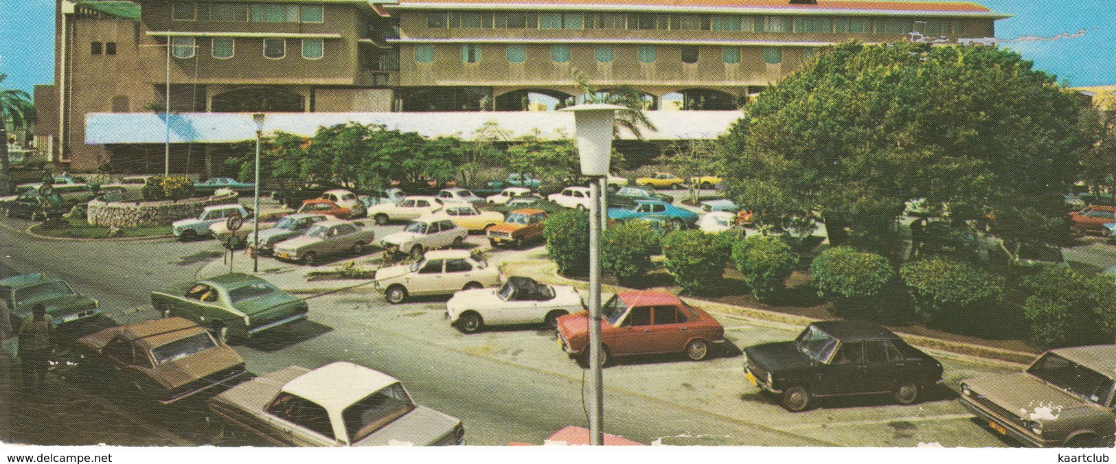 Hotel Curacao: DATSUN 1000, TOYOTA 1100 & 1200, MG MG-B, FORD FAIRLANE '64 & ESCORT, DODGE DART, PONTIAC - Piar Square - Toerisme