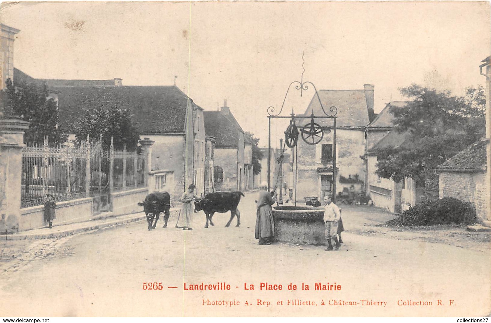 10-LANDREVILLE- LA PLACE DE LA MAIRIE - Autres & Non Classés