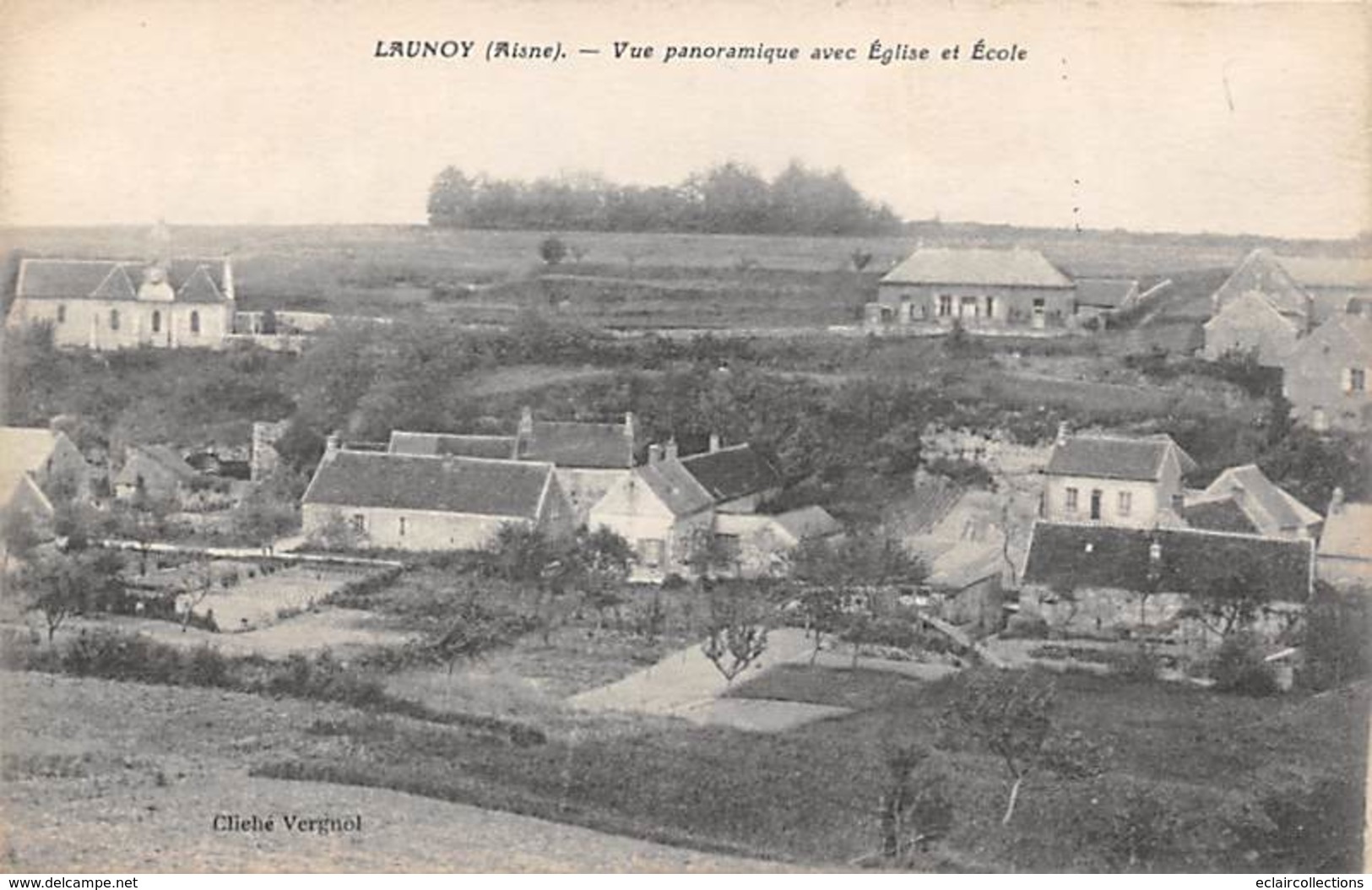 Launoy      02     Vue  Panoramique Eglise Et Ecole         (voir Scan) - Andere & Zonder Classificatie