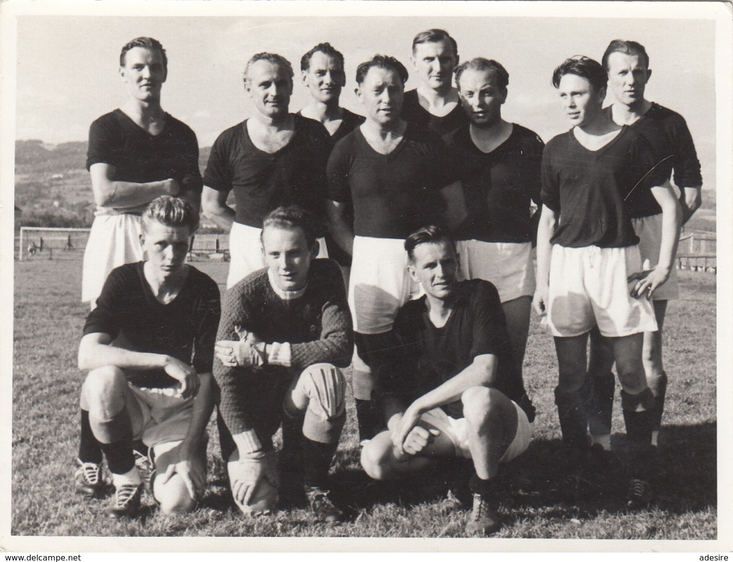 Fußballmannschaft Orig.Foto Um 1940 - Fotoformat Ca. 11,7 X 8,8 Cm - Sport
