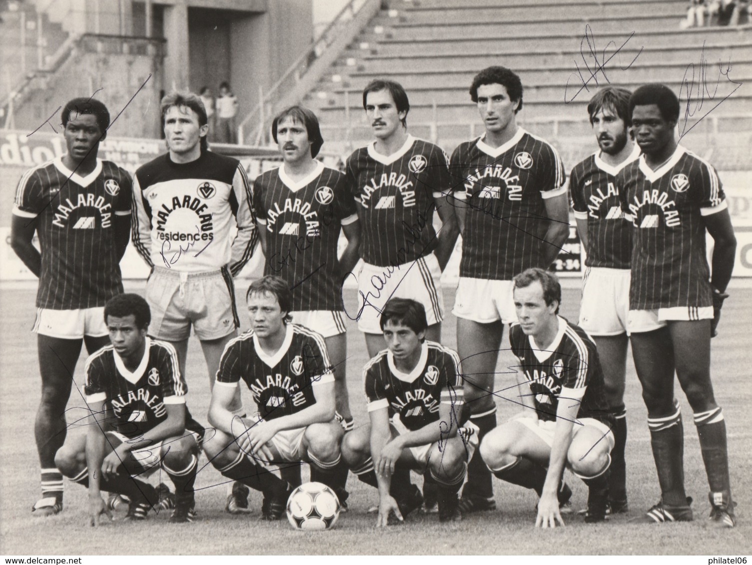 FOOT BALL  PHOTO DEDICACEE PAR TOUS LES JOUEURS (GIRONDINS DE BORDEAUX)  TRESOR, GIRESSE, TIGANA, LACOMBE, BRACCI... - Sports