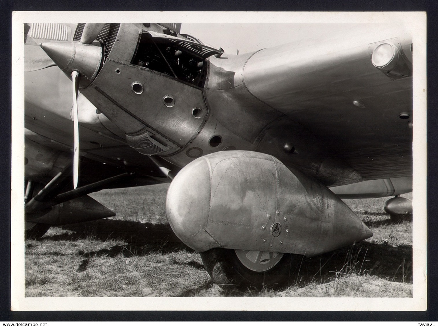 PHOTO AVIATION 13x18 - COUZINET 70 "Arc-en-Ciel" - Ligne MERMOZ - Gros Plan Train D'atterrissage Et Capot Moteur - Aviation