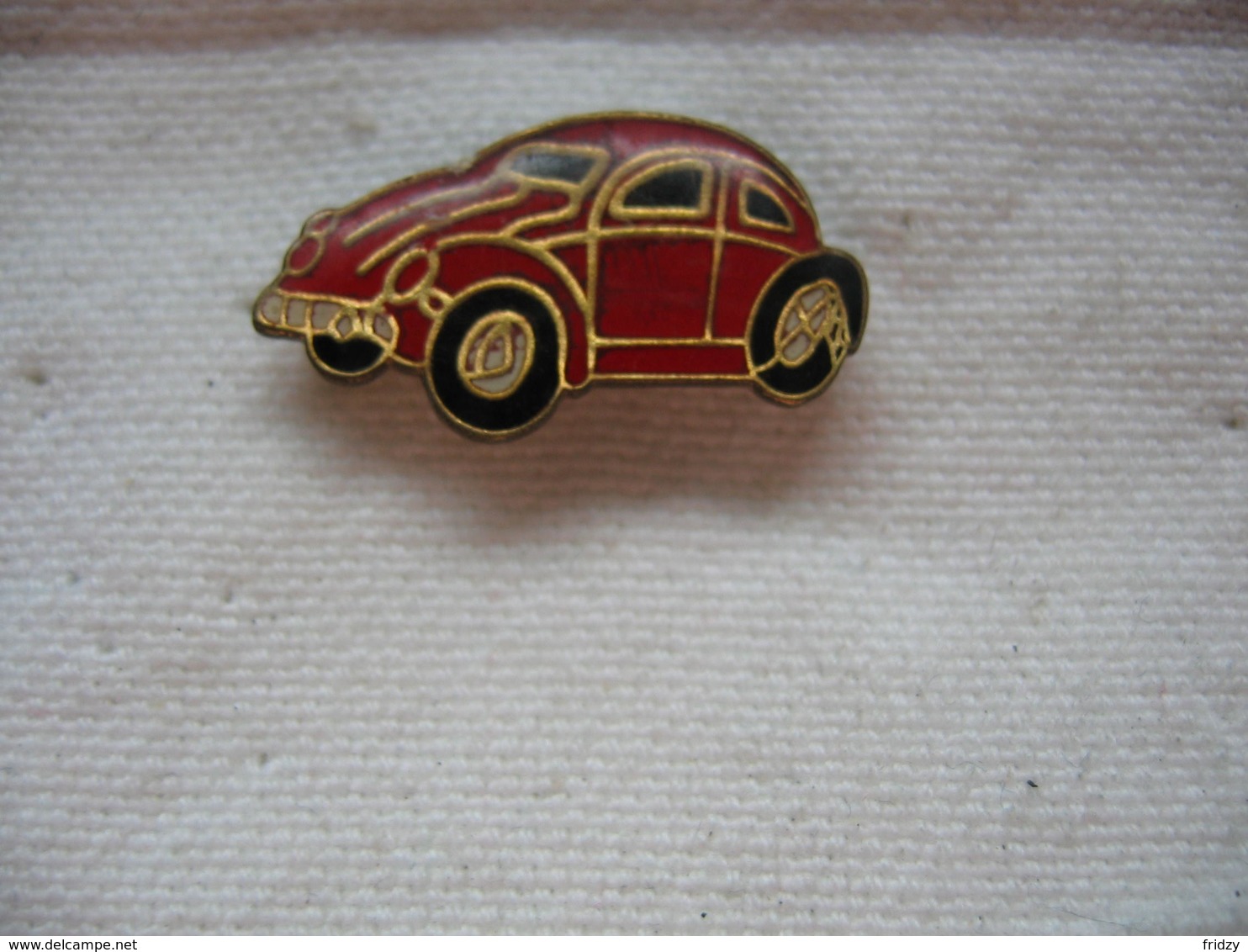 Pin's Automobile Coccinelle De Couleur Rouge De Chez Wolkswagen - Volkswagen