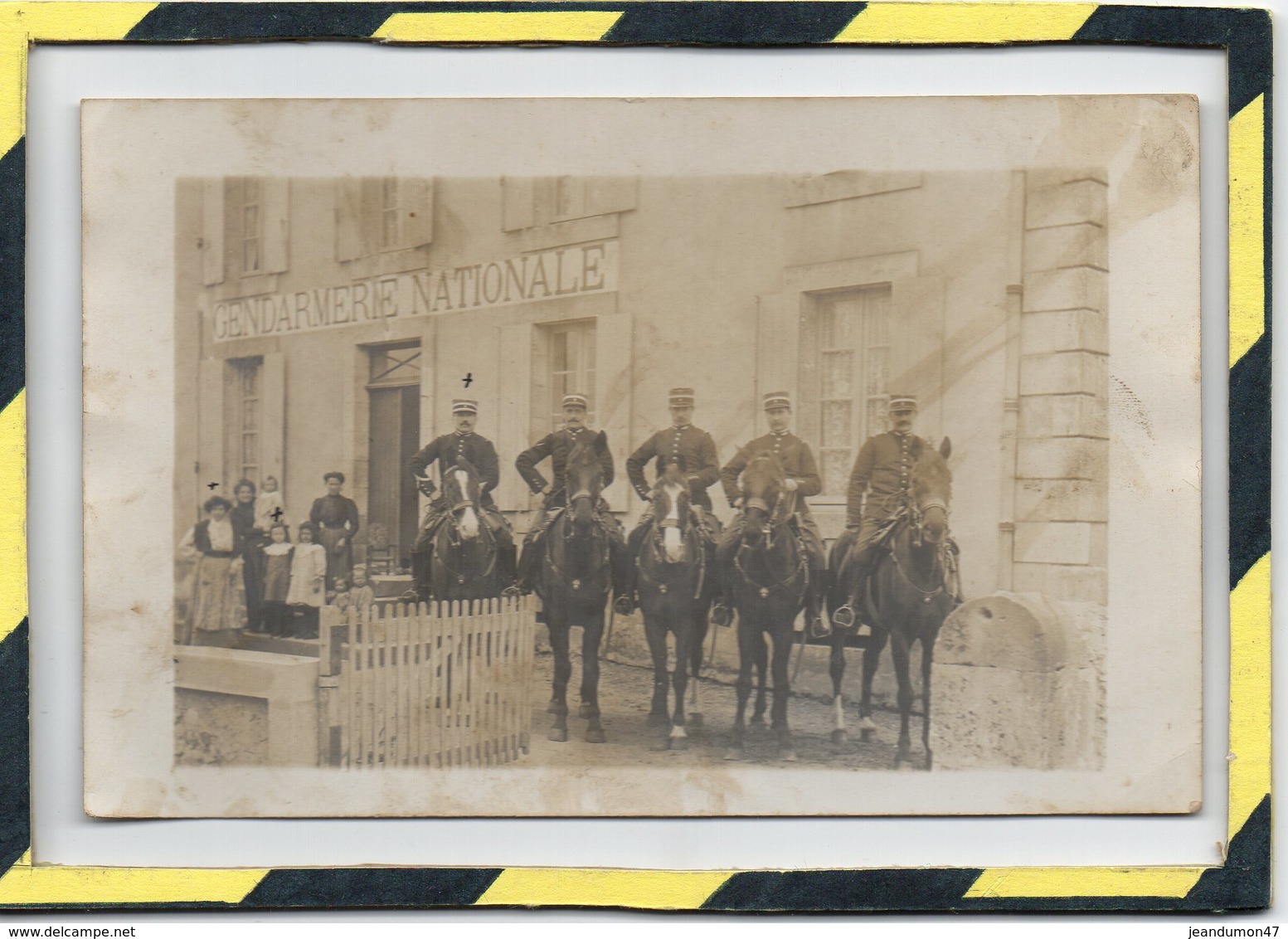 VERITABLE CARTE-PHOTO. - . GENDARMES A CHEVAL DEVANT LA GENDARMERIE AVEC FAMILLE - Police - Gendarmerie