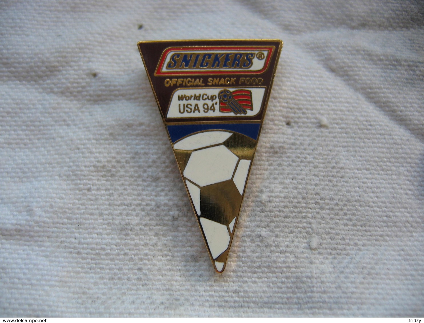 Pin's SNICKERS, Official Snack Food De La Coupe Du Monde De Football Aux USA 94 - Football