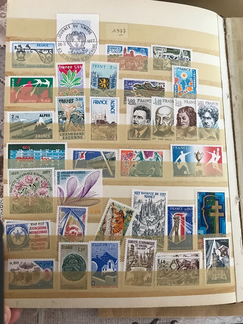 1 classeur de timbres neufs avec ou sans gommes (voir photos)