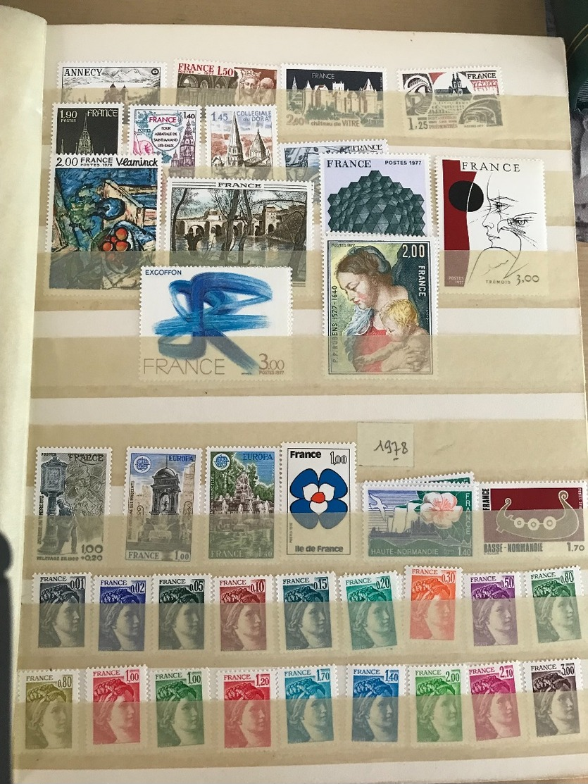 1 classeur de timbres neufs avec ou sans gommes (voir photos)
