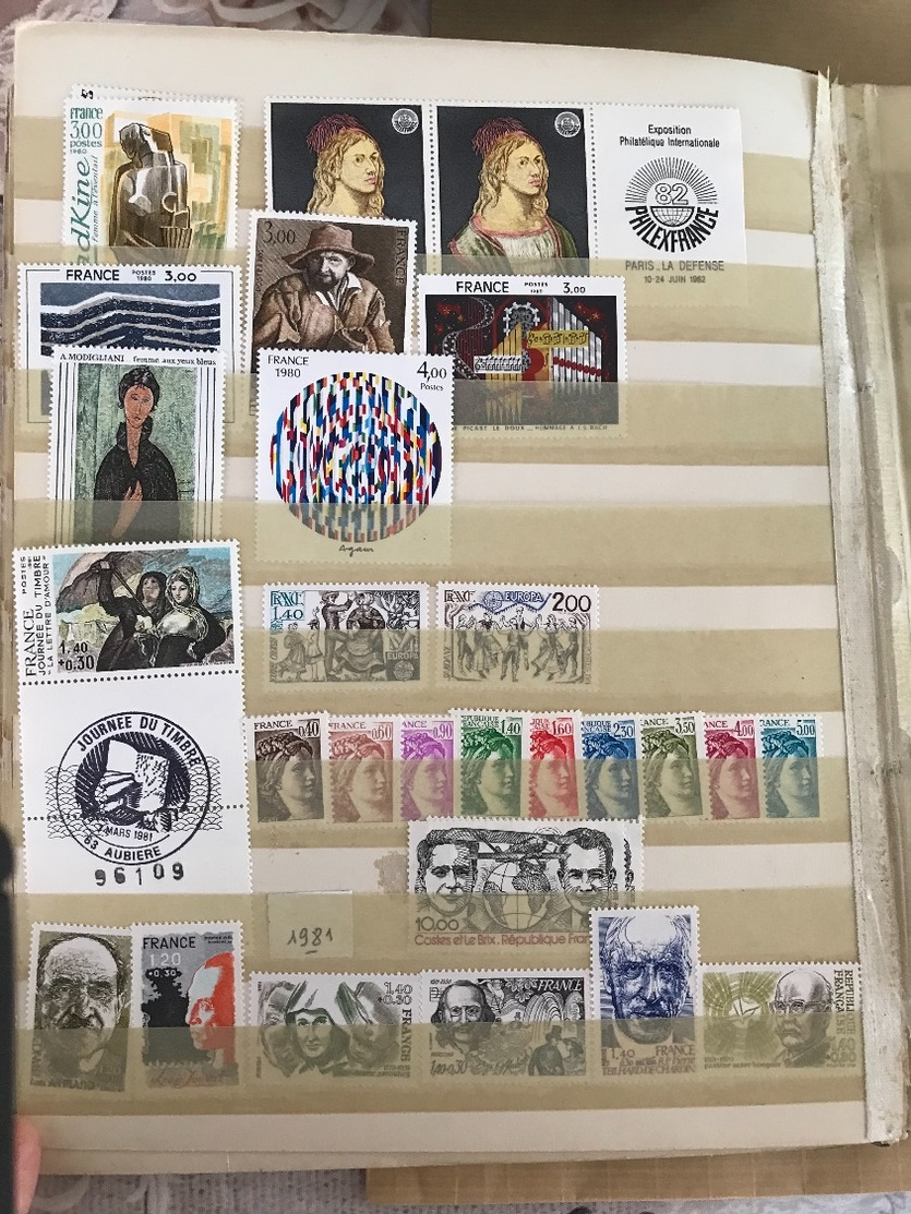 1 classeur de timbres neufs avec ou sans gommes (voir photos)