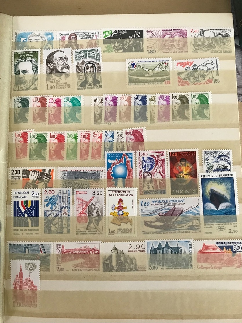 1 classeur de timbres neufs avec ou sans gommes (voir photos)