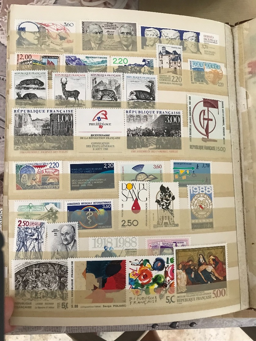 1 classeur de timbres neufs avec ou sans gommes (voir photos)