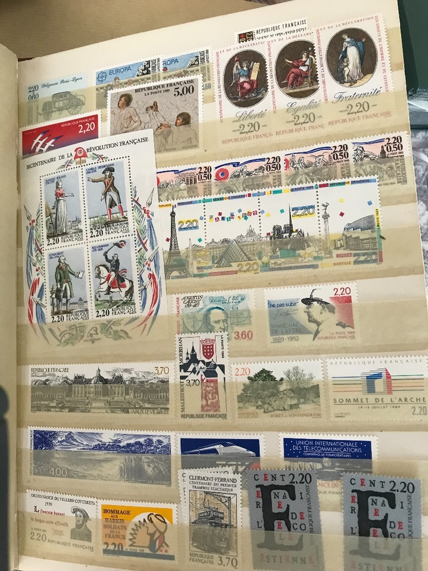 1 classeur de timbres neufs avec ou sans gommes (voir photos)