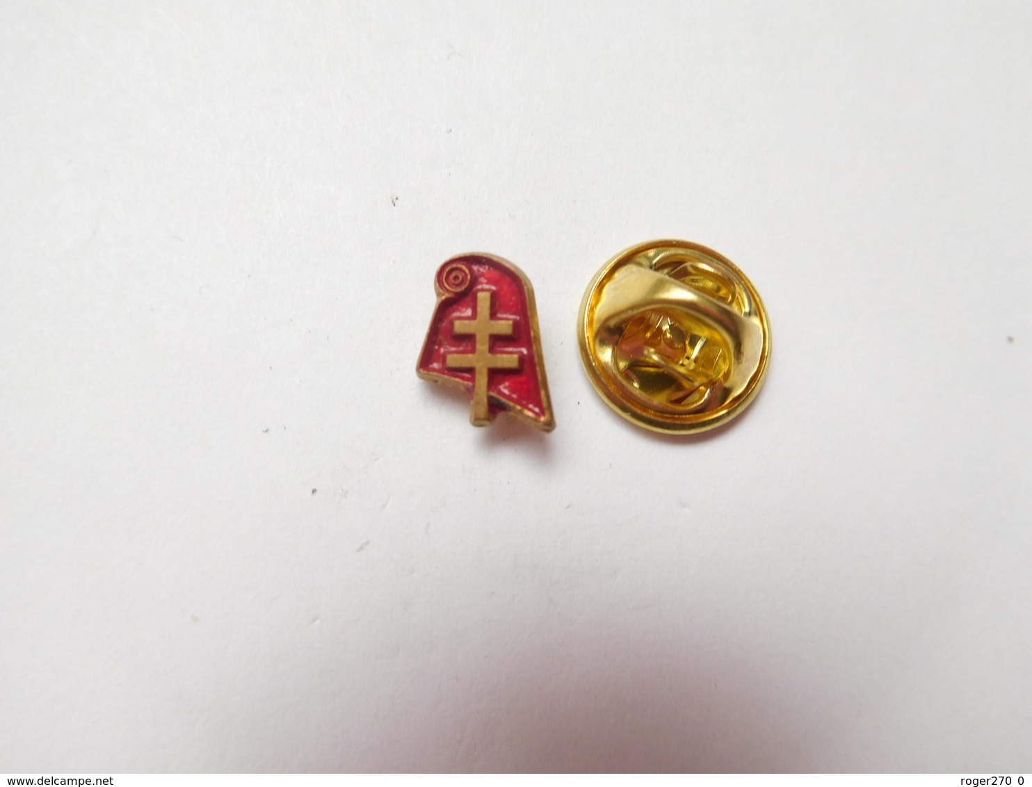 Beau Pin's , Militaire Armée , Croix De Lorraine , Bonnet Phrygien , Petit Pin's - Medical