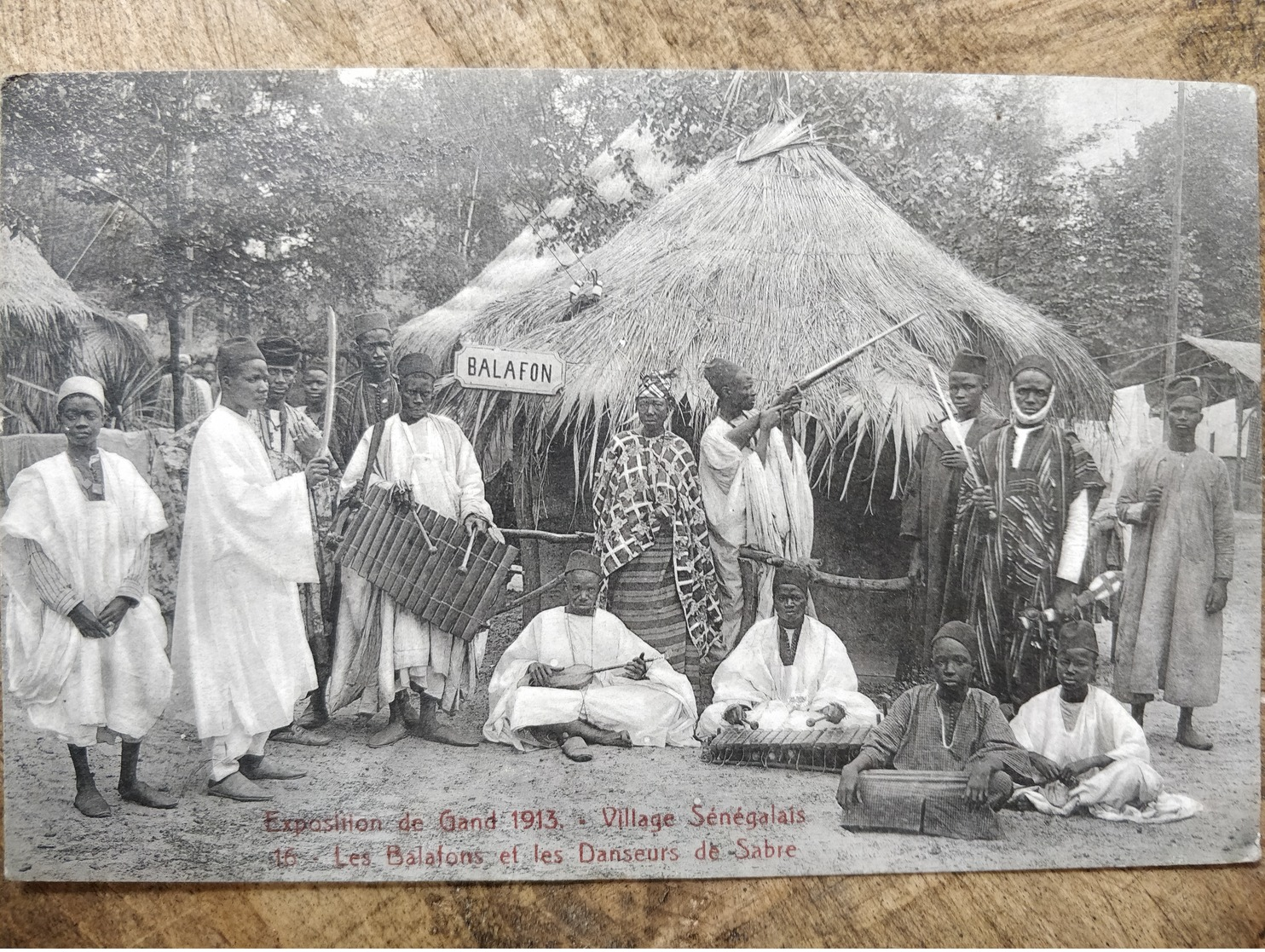 Sénégal. Village. Les Balafons Et Les Danseurs De Sabre. Exposition Gand 1913 - Sénégal