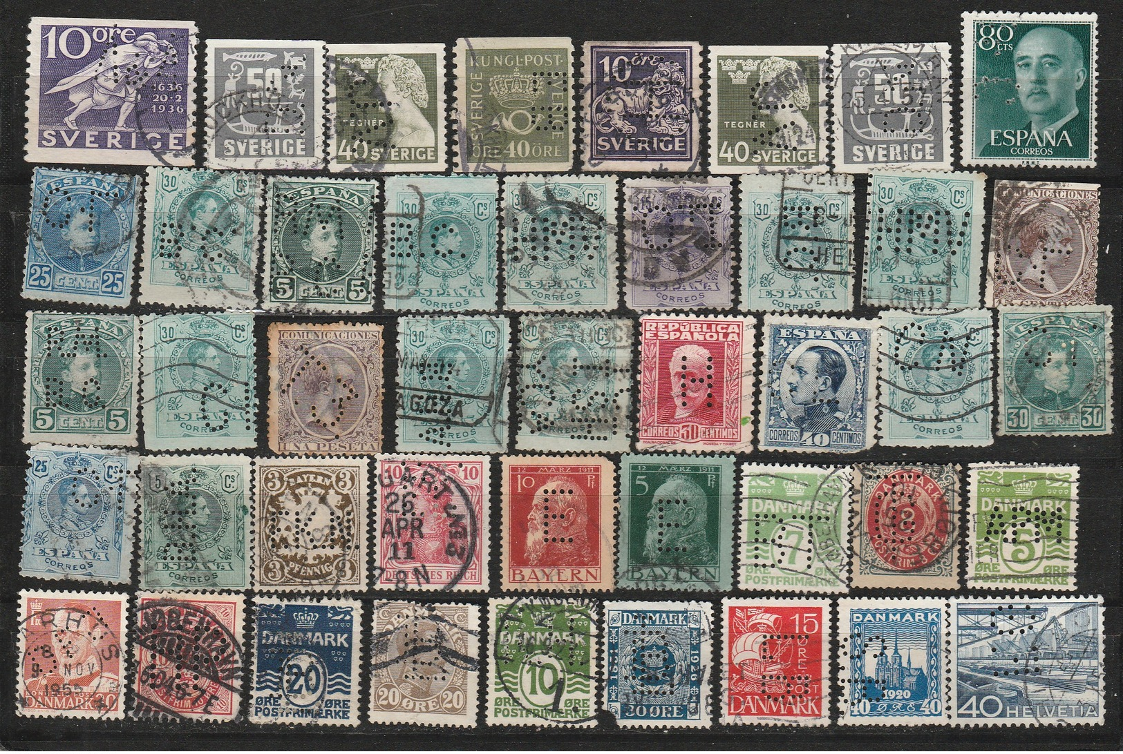 (D0290) 44 Timbres Perforés / Perfins De Pays Européens - Autres & Non Classés