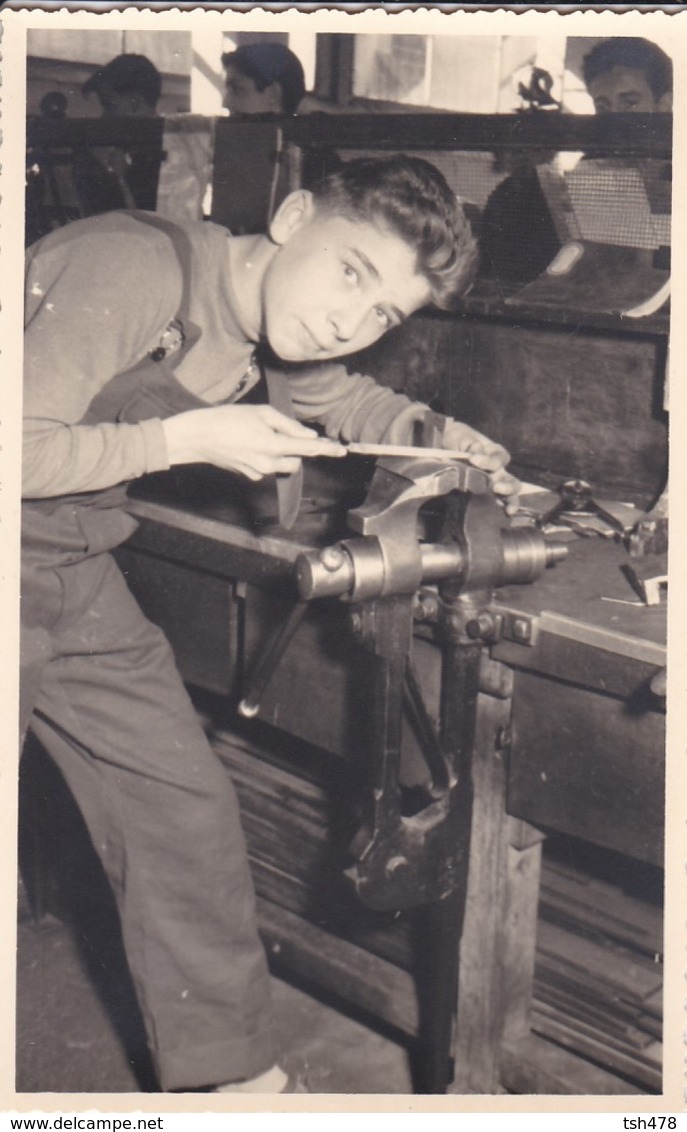 PHOTO--jeune Garçon Apprenti Au Lycée Professionnel  ( Serrurier ? Métier Du Fer )--voir 2 Scans - Métiers