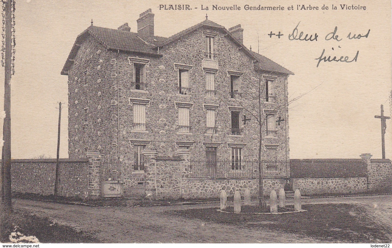 CPA  78  PLAISIR  La Nouvelle Gendarmerie Et L'Arbre De La Victoire - Plaisir