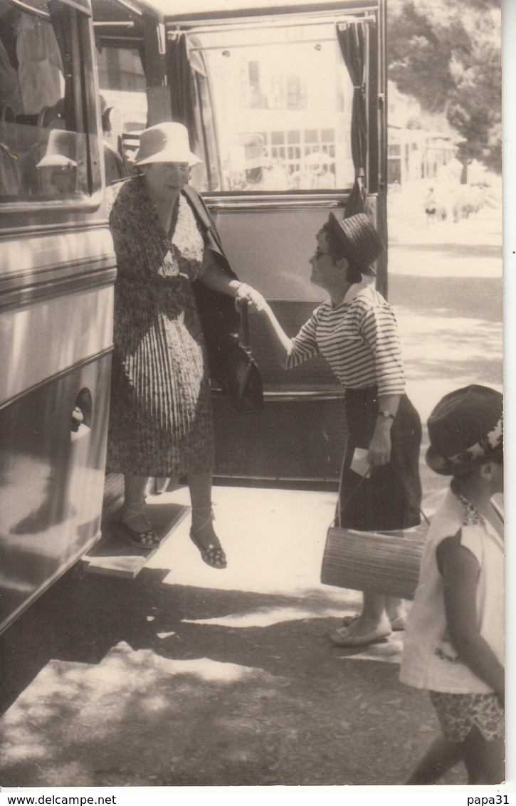 Photo D'une Dame Descendant D'un Autocar - Bus & Autocars