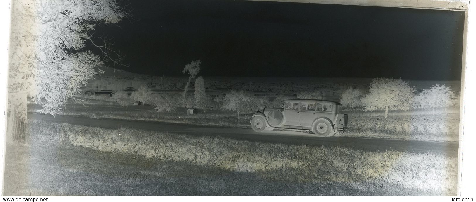 NÉGATIF SUR PLAQUE DE VERRE ( 8X16 CM ) REPRÉSENTANT UNE AUTO EN PLEINE CAMPAGNE DANS LES ANNÉES 30/40 - Glasdias