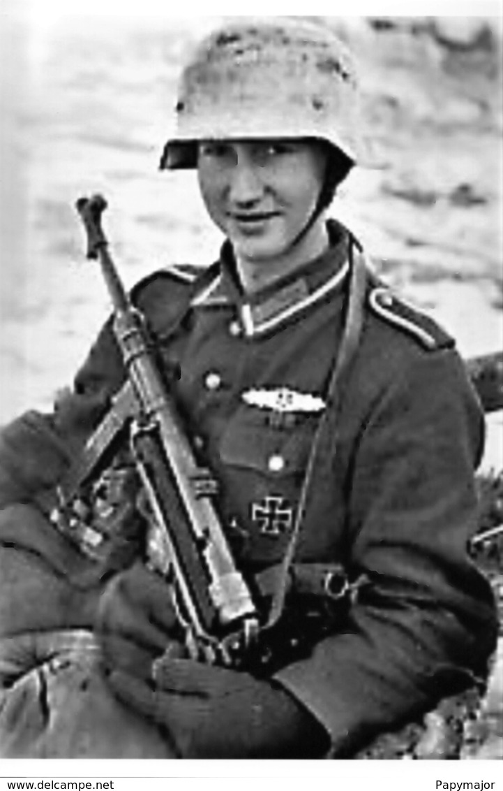 WW2 - Soldat Allemand Avec Schmeisser MP 40 - 1939-45