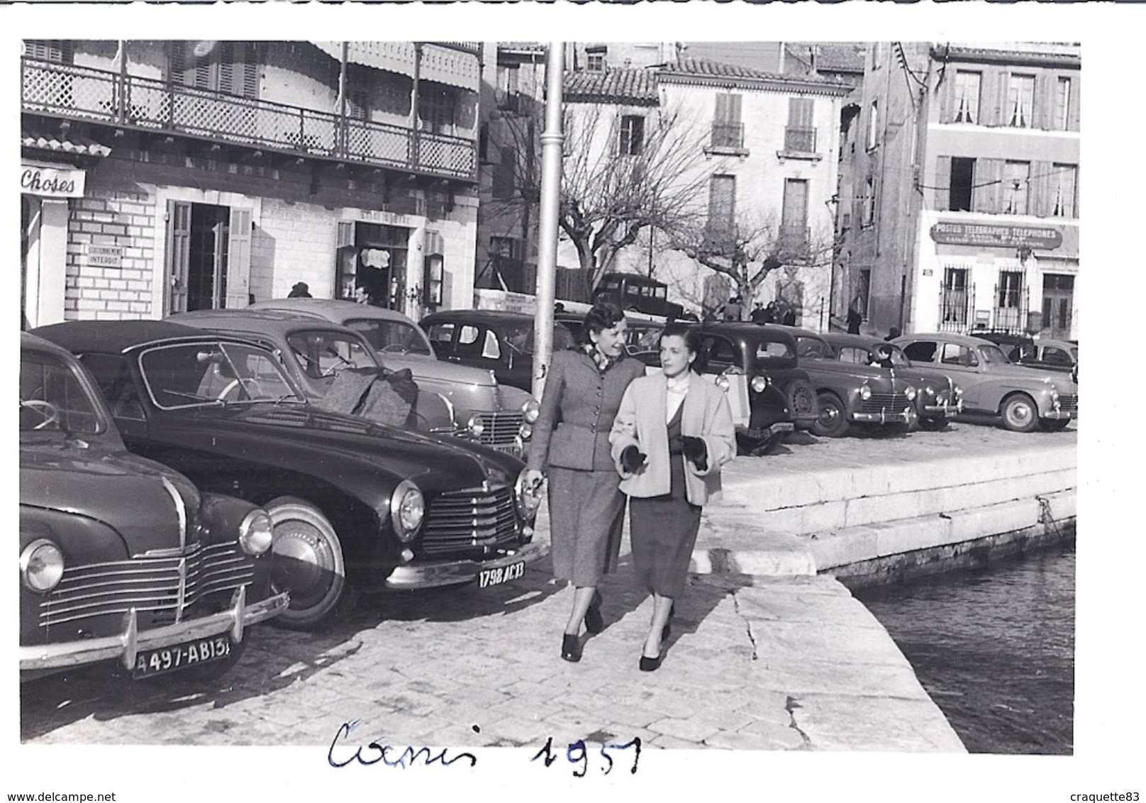 CASSIS 1951  -JEUNES FEMMES SUR LE PORT -AUTOMOBILES STATIIONNEES - Lieux