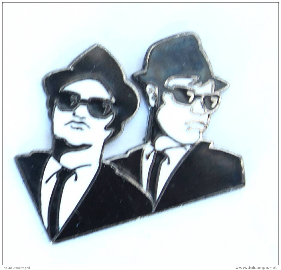 Pin's  BLUES BROTHERS - Potrait De DAN AYKROD Et  JOHN BELUSHI - Démons &amp; Merveilles - H244 - Celebrities