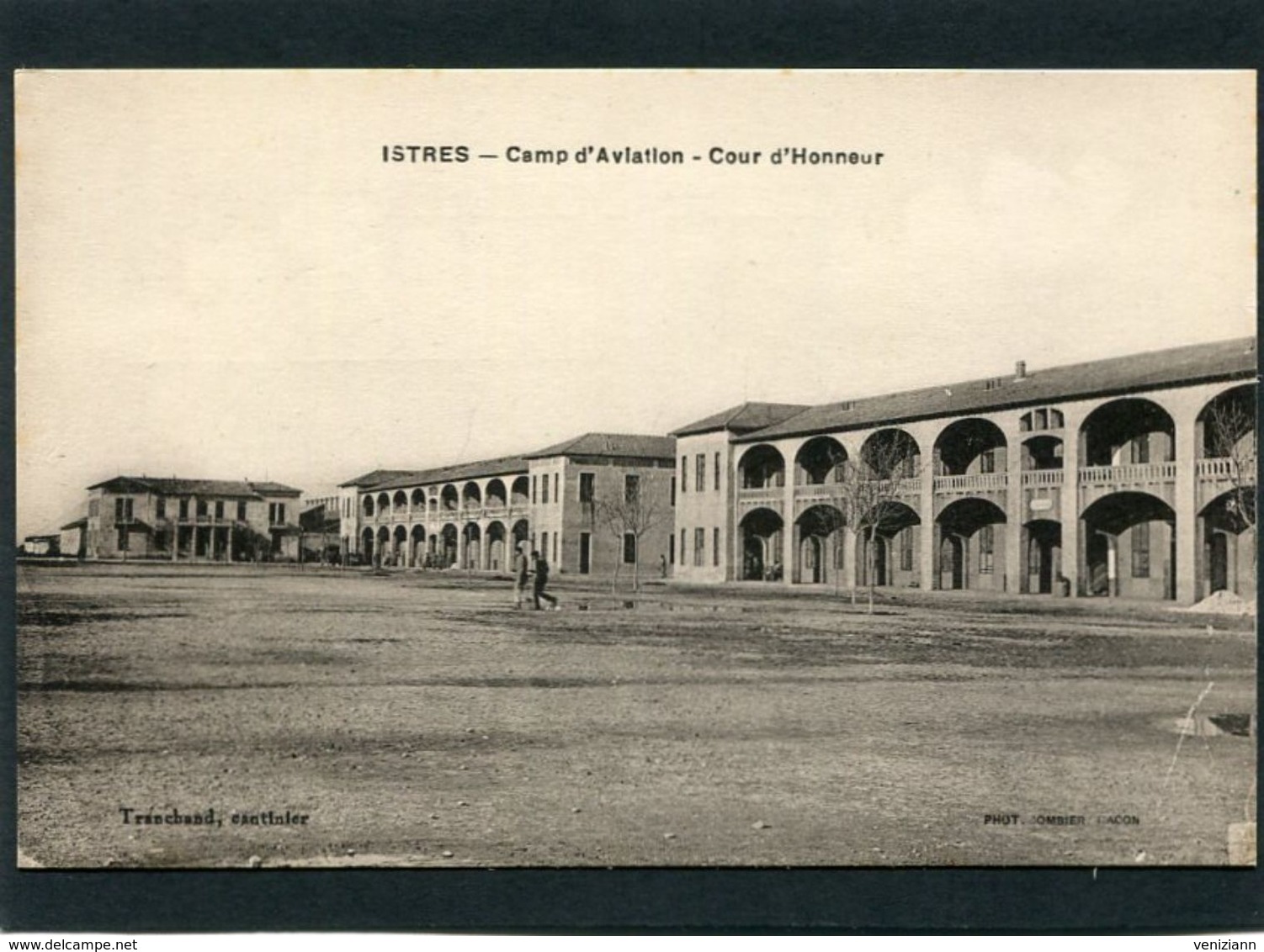 CPA - ISTRES - Camp D'Aviation - Cour D'Honneur, Animé - 1919-1938: Entre Guerras