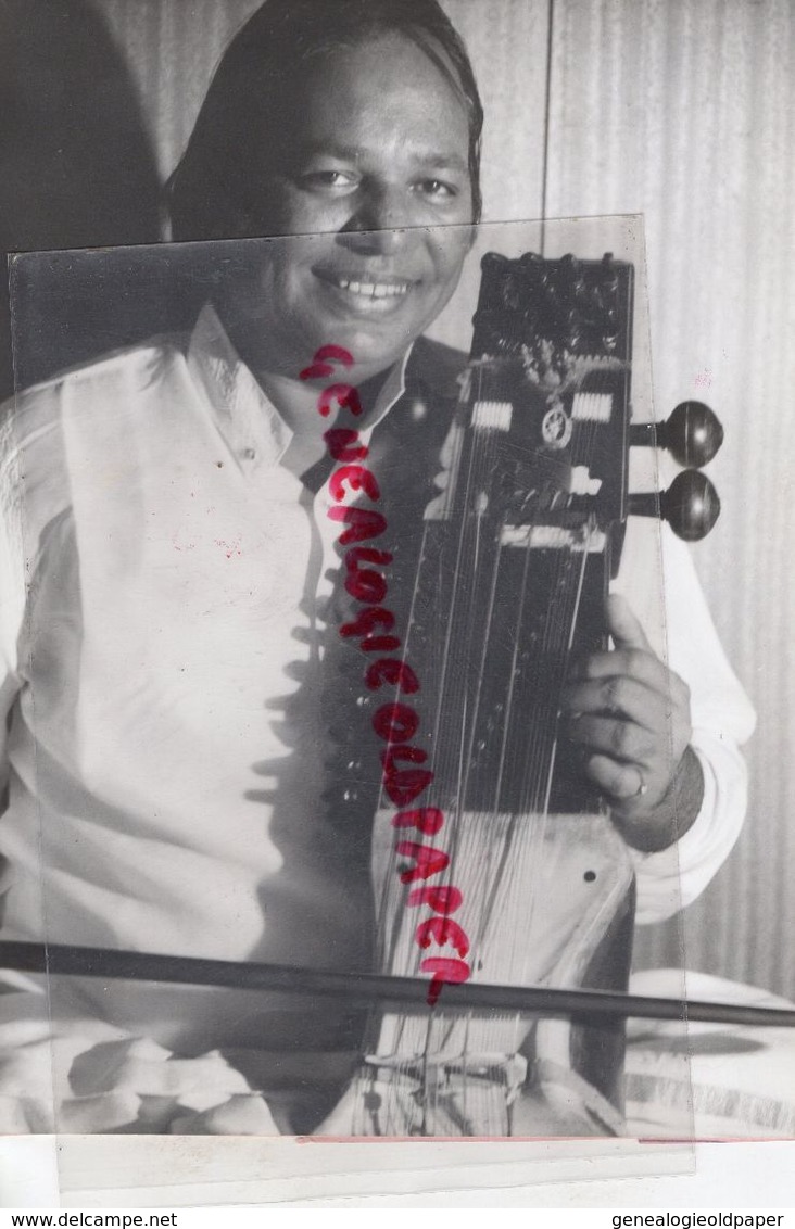 INDE - RAM NARAJAN ET SON SARANGI- NE A UDAIPUR EN 1927- HINDOU   RARE PHOTO ORIGINALE ANNEES 80 - Célébrités