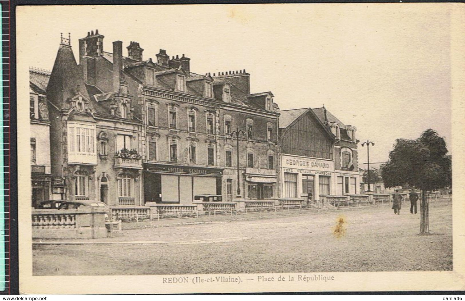 Cpsm 35_REDON - Place De La République, Animation éloignée - Banque Société Générale, Café De La Paix, Magasin Danard - Redon