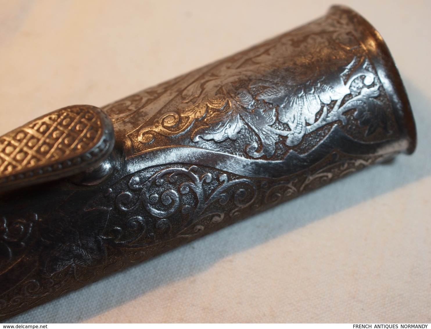 Belle Chape De Fourreau De Dague Ou D'épée époque XVIII Ou XIX Ième Siècle - Knives/Swords