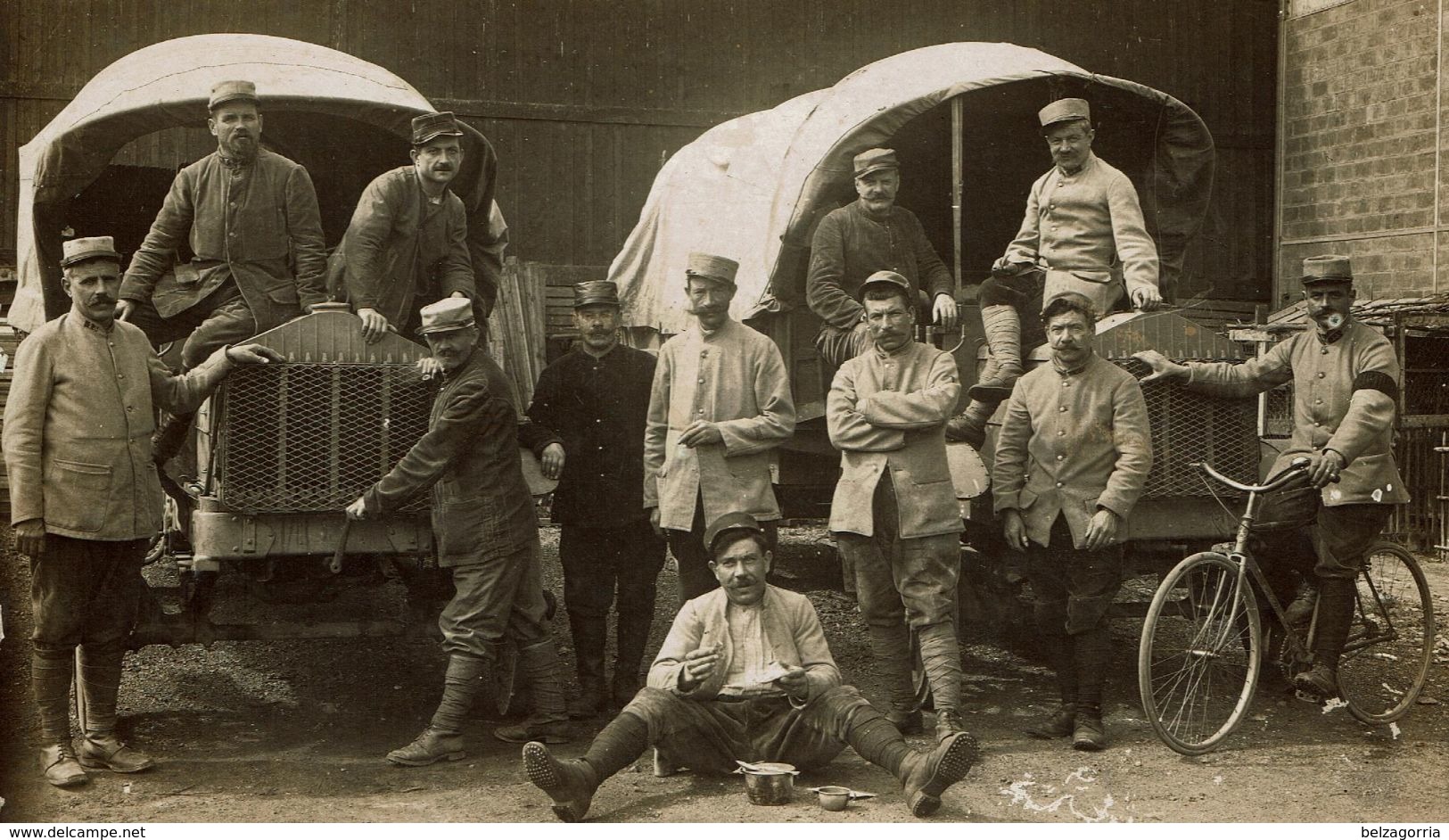 CARTE PHOTO ORIGINALE CAMIONS TRANSPORTS  Garage,mécaniciens  - Véhicules Et Lieu à Identifier 14-18 ?  -  VOIR SCANS - Veicoli