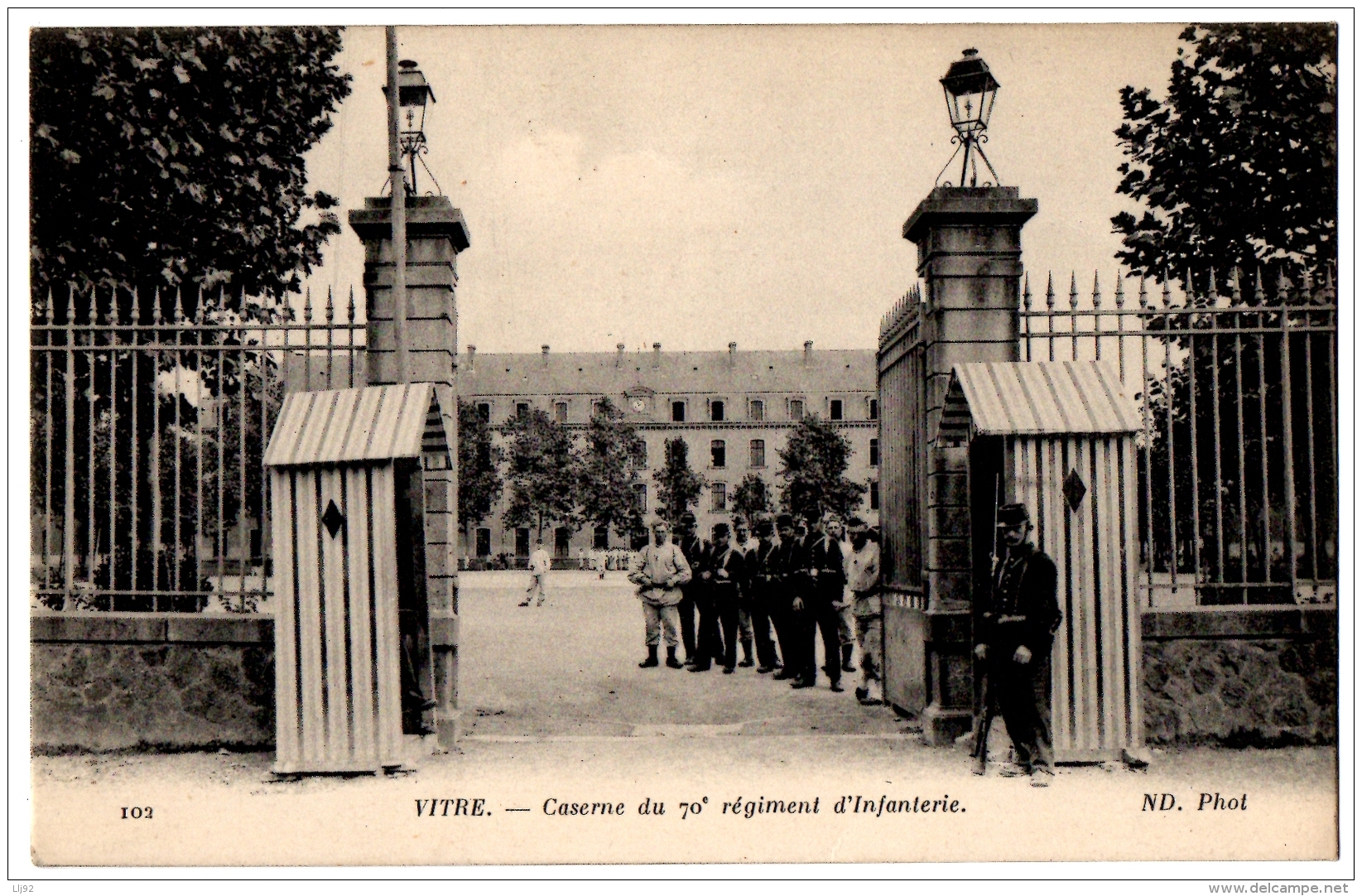 CPA 35 - VITRE (Ille Et Vilaine) - 102. Caserne Du 70e Régiment D'infanterie (animée)  - ND Phot - TTBE - Vitre