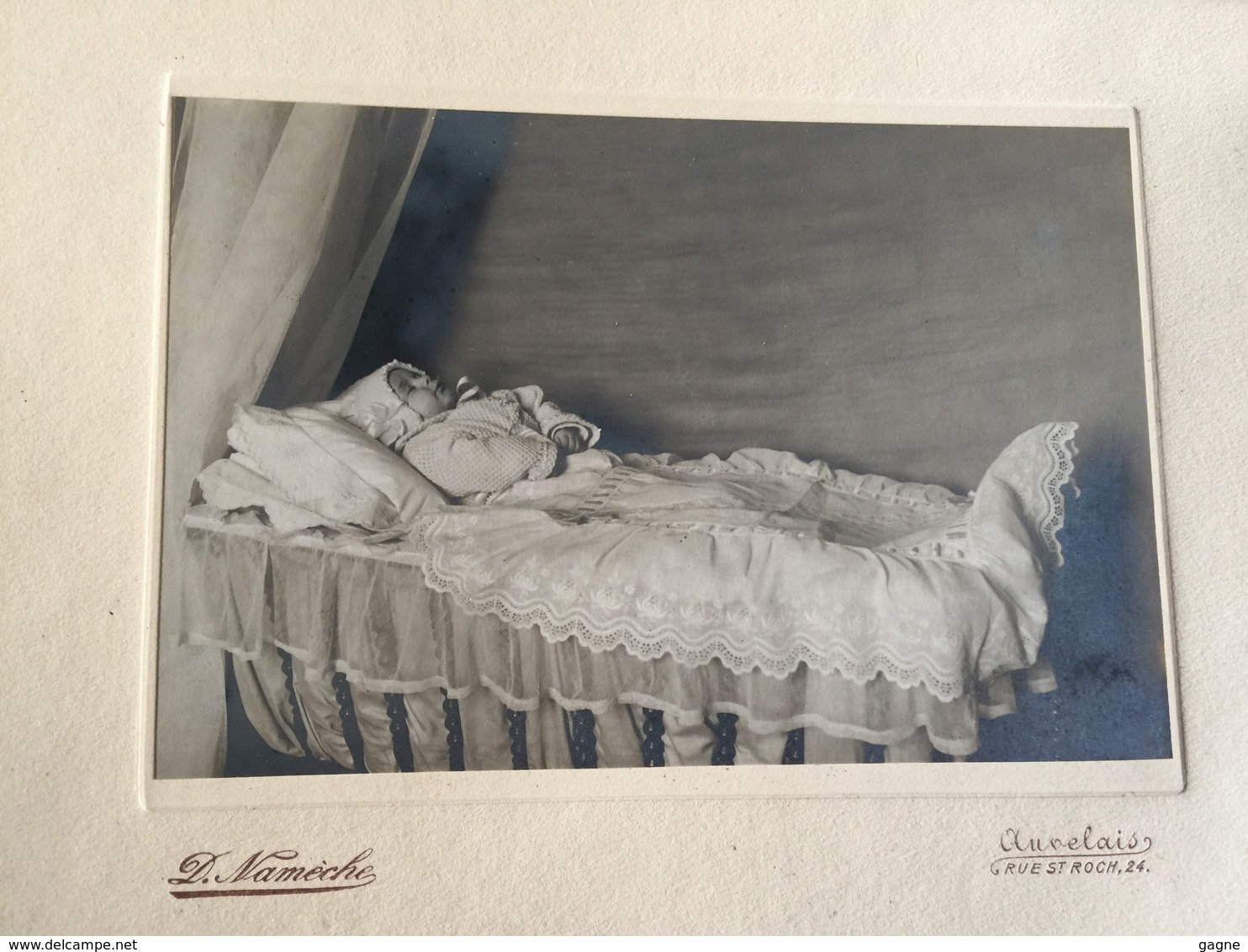 18G’' -  Photo Défunt Bébé Sur Son Lit Mortuaire Berceau Studio Nameche Auvelais - Anonyme Personen