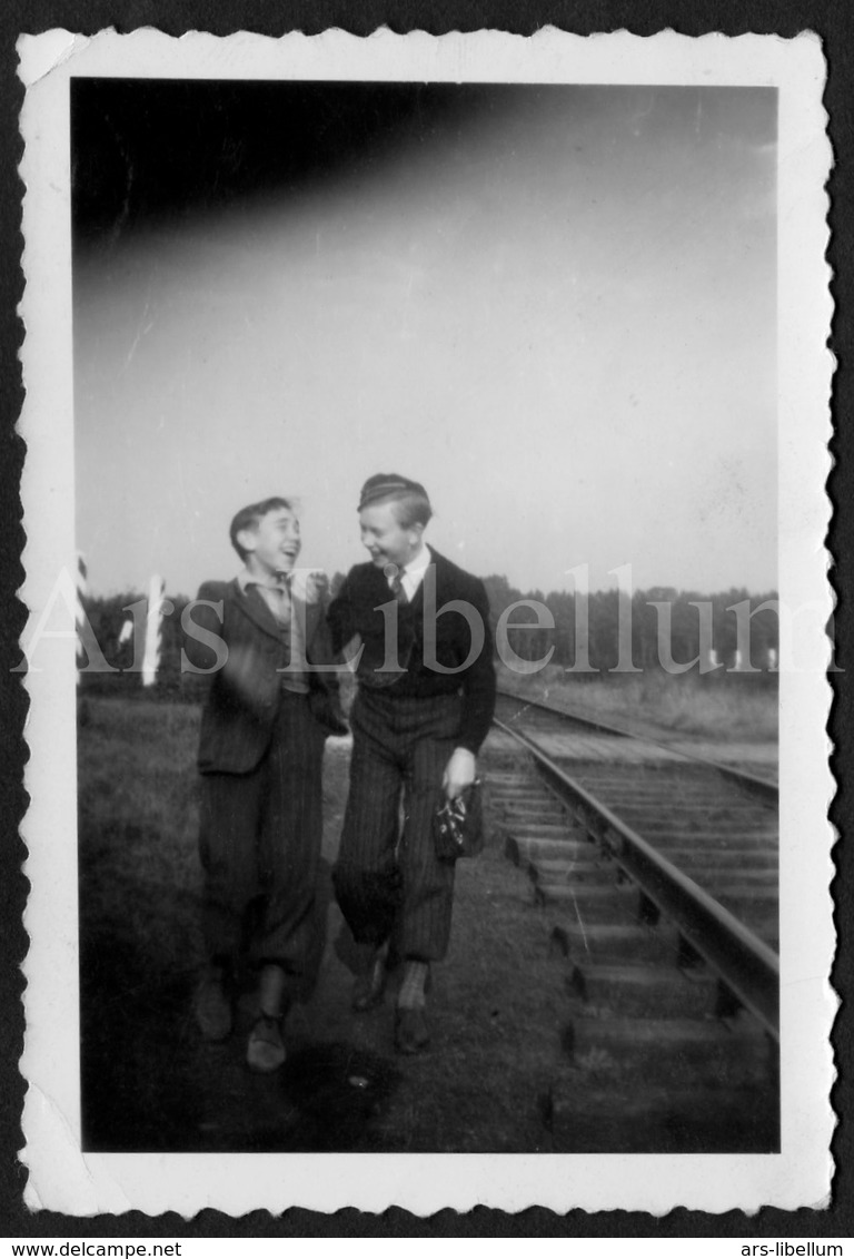 Photo Ancien / Foto / Photograph / Photo Size: 6.10 X 9 Cm. / Boys / Garçons / Georges Haubourdin / Stambruges / 1945 - Identifizierten Personen