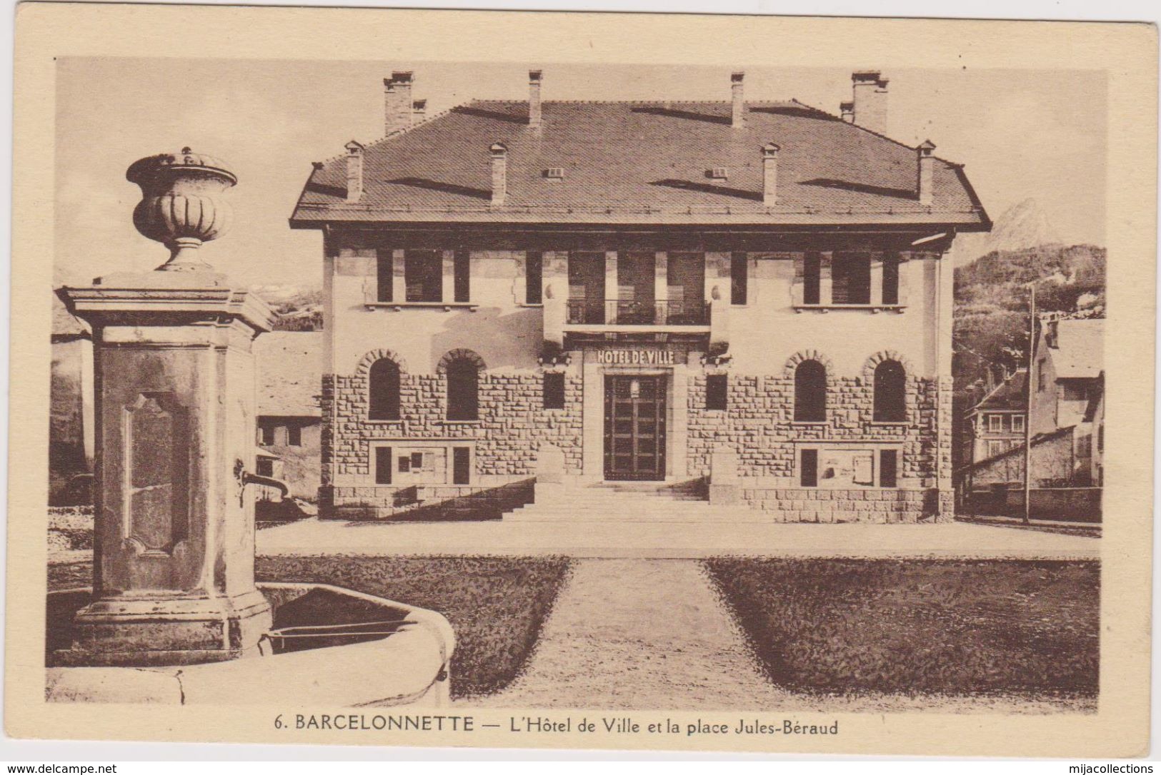 Cpa BARCELONNETTE L'hôtel De Ville Et La Place Jules-Béraud-fontaine-Paysages Des Alpes - Autres & Non Classés