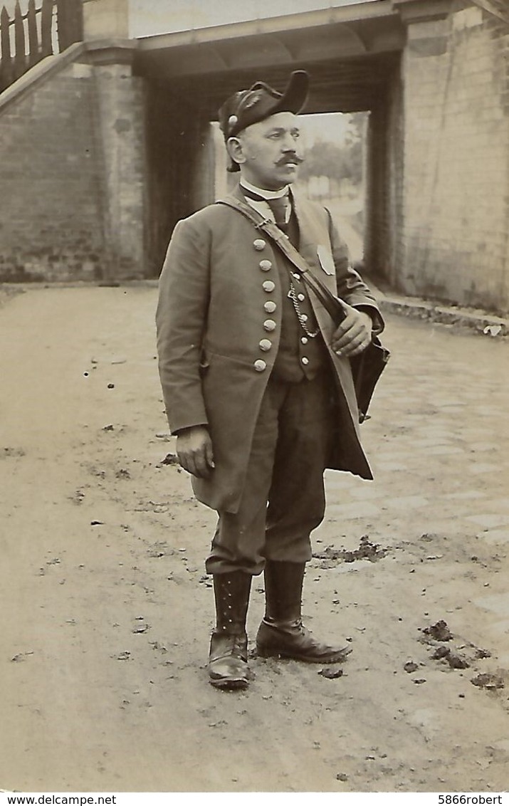 CARTE POSTALE PHOTO ORIGINALE ANCIENNE : BRIGADIER GARCON DE RECETTE ENCAISSEUR DE BANQUE DES ANNEES 1900 - Photographie