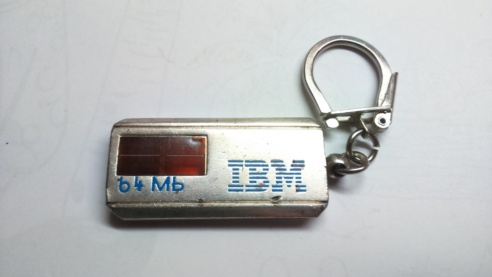 Porte Clés - IBM 64 MB - Ancien Porte Cléfs Clé - Key-rings