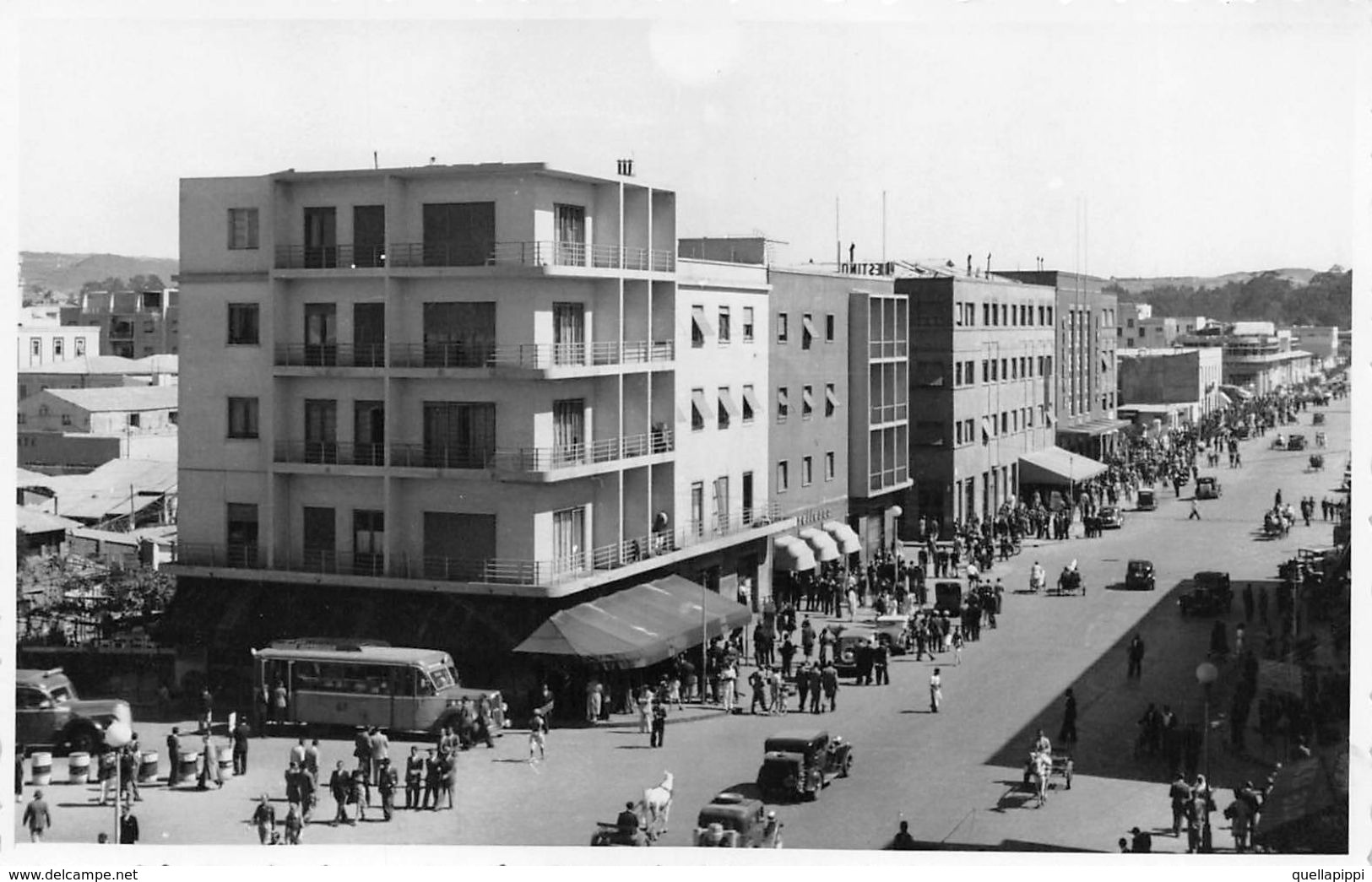 08071 "AFRICA - ERITREA - ASMARA"  ANIMATA, FOTOG. LUSVARDI, II IV° XX, AUTO E BUS '30. FOTOGRAFIA ORIGINALE - Africa