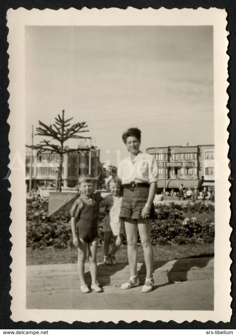 Photo Ancien / Foto / Photograph / Photo Size: 6.30 X 9 Cm. / Children / Enfants / Belgische Kust / Mère / Mother - Personnes Anonymes