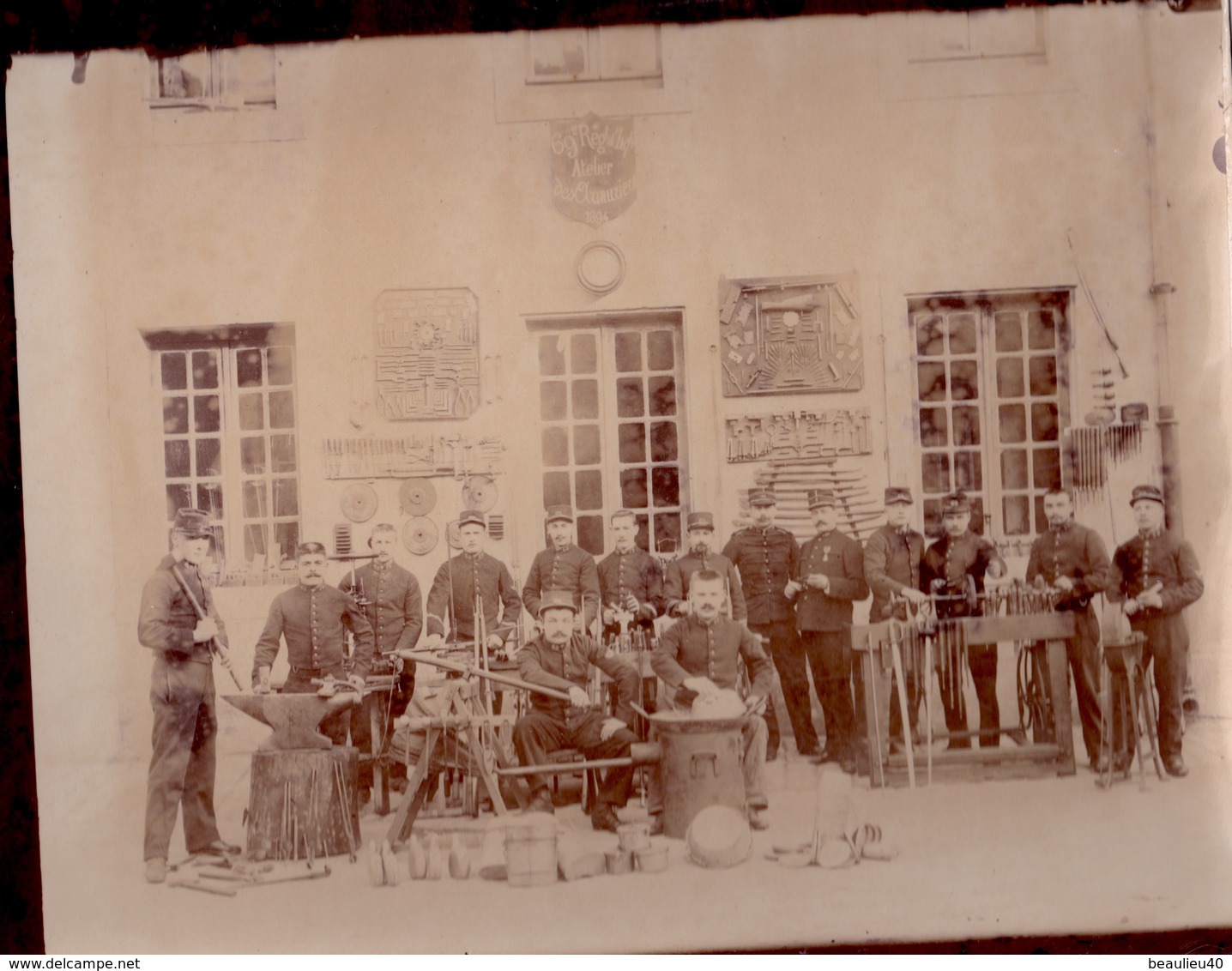 PHOTOGRAPHIE (24X20) 69 Ieme Régiment D'Infanterie  Atelier Des Armuriers  1894 - Documents