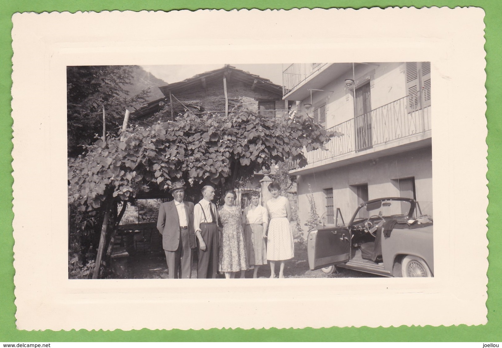 Photographie Originale Groupe De Personne Avec Automobile Simca Océane Cabriolet Scène De Vie - Automobiles