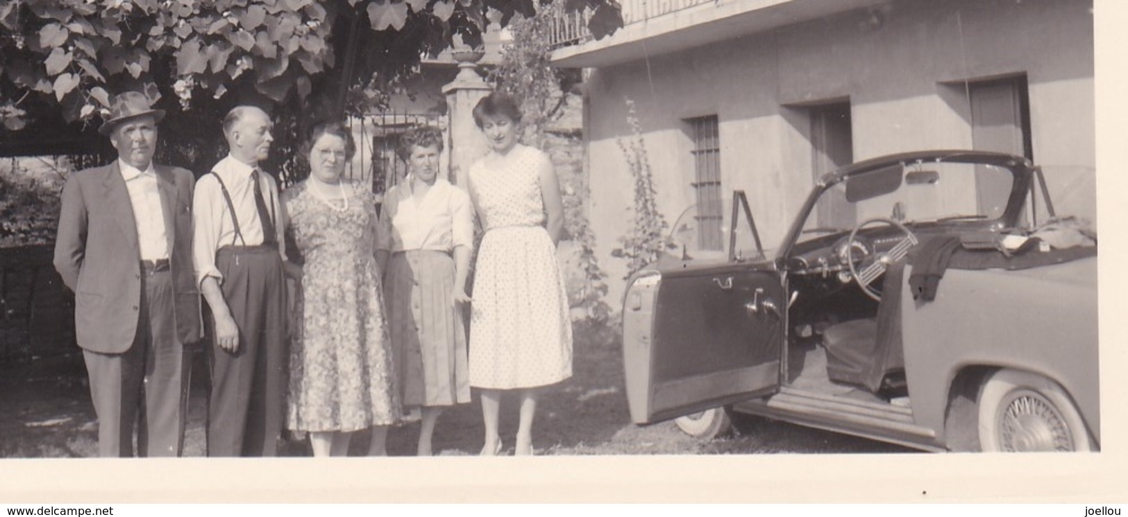 Photographie Originale Groupe De Personne Avec Automobile Simca Océane Cabriolet Scène De Vie - Automobiles