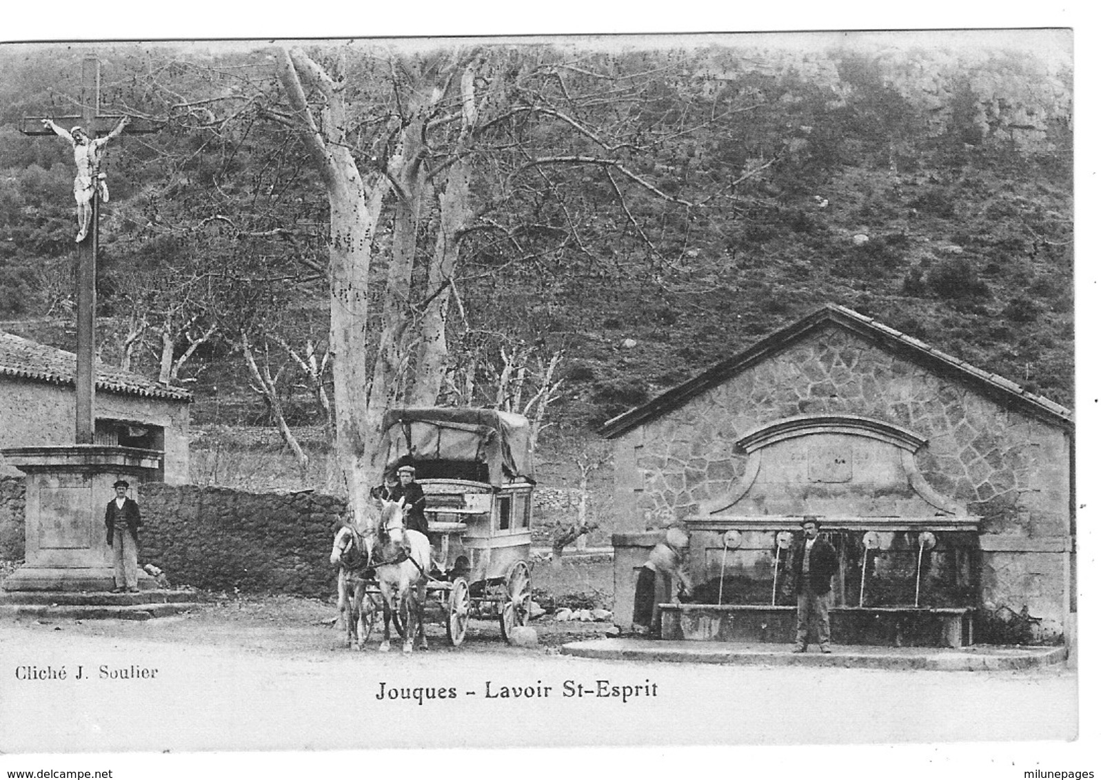 13 Bouches Du Rhône La Diligence De JOUQUES Au Départ Devant Le Lavoir St Esprit - Autres & Non Classés