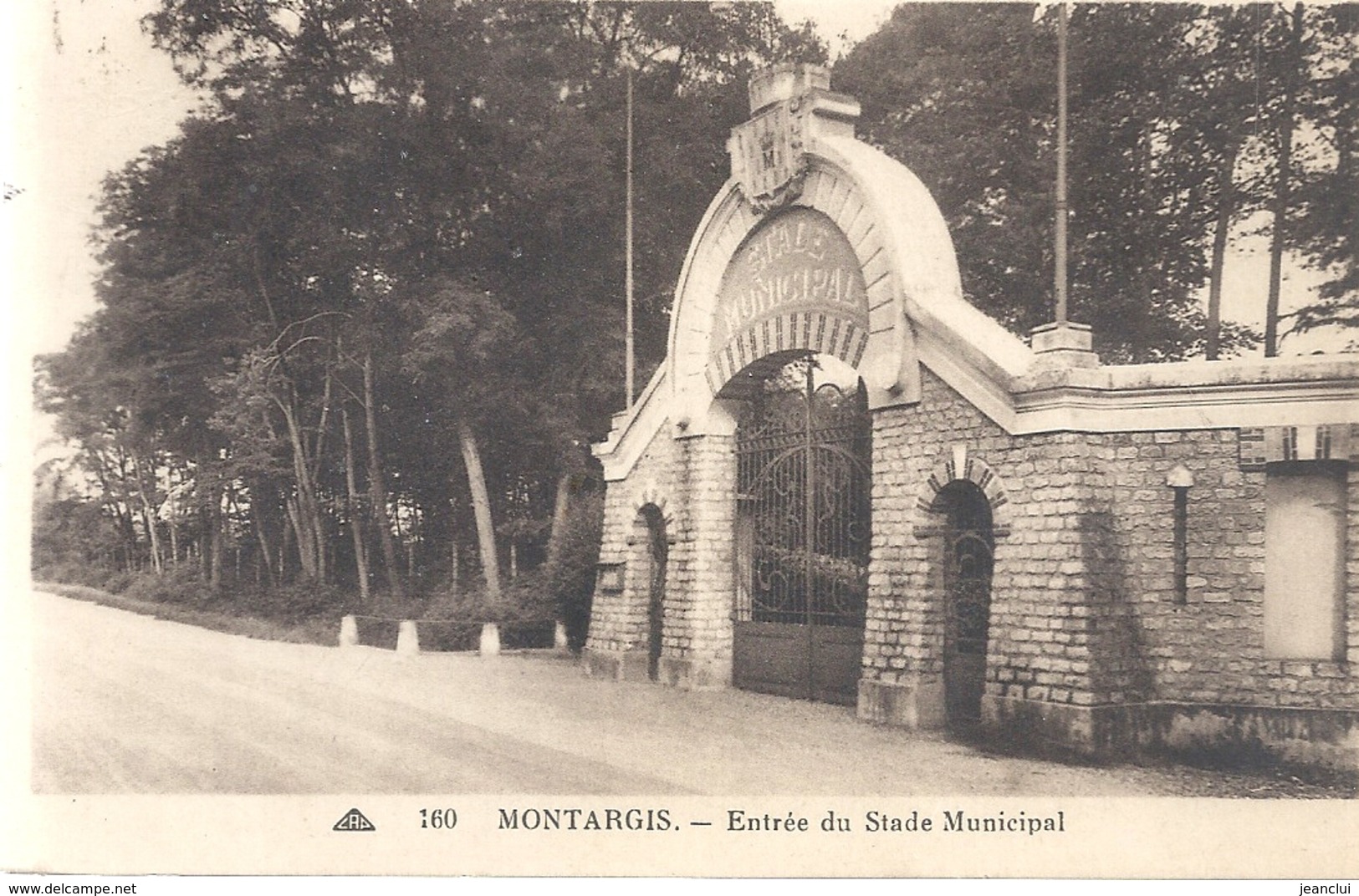 MONTARGIS . ENTREE DU STADE MUNICIPAL . TIMBRE ABIME AU VERSO CARTE INTACTE . 2 SCANES - Montargis