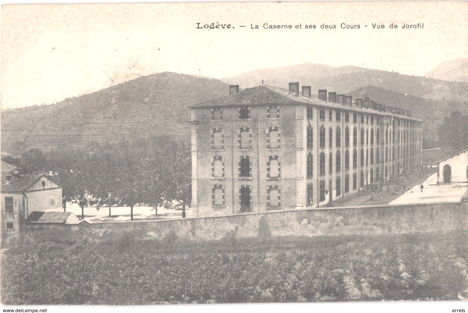 FR34 LODEVE - La Caserne Et Ses Deux Cours - Vue De Jorofil - Belle - Lodeve