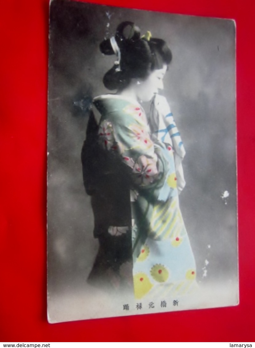 CPA POSTCARD JAPON UNE GEISHA JAPONAISE TENUE TRADITIONNELLE ポストカードデュ・ジャポンとジアザ・ジャポアワイズ・エン・テンの伝統ネル - Autres & Non Classés