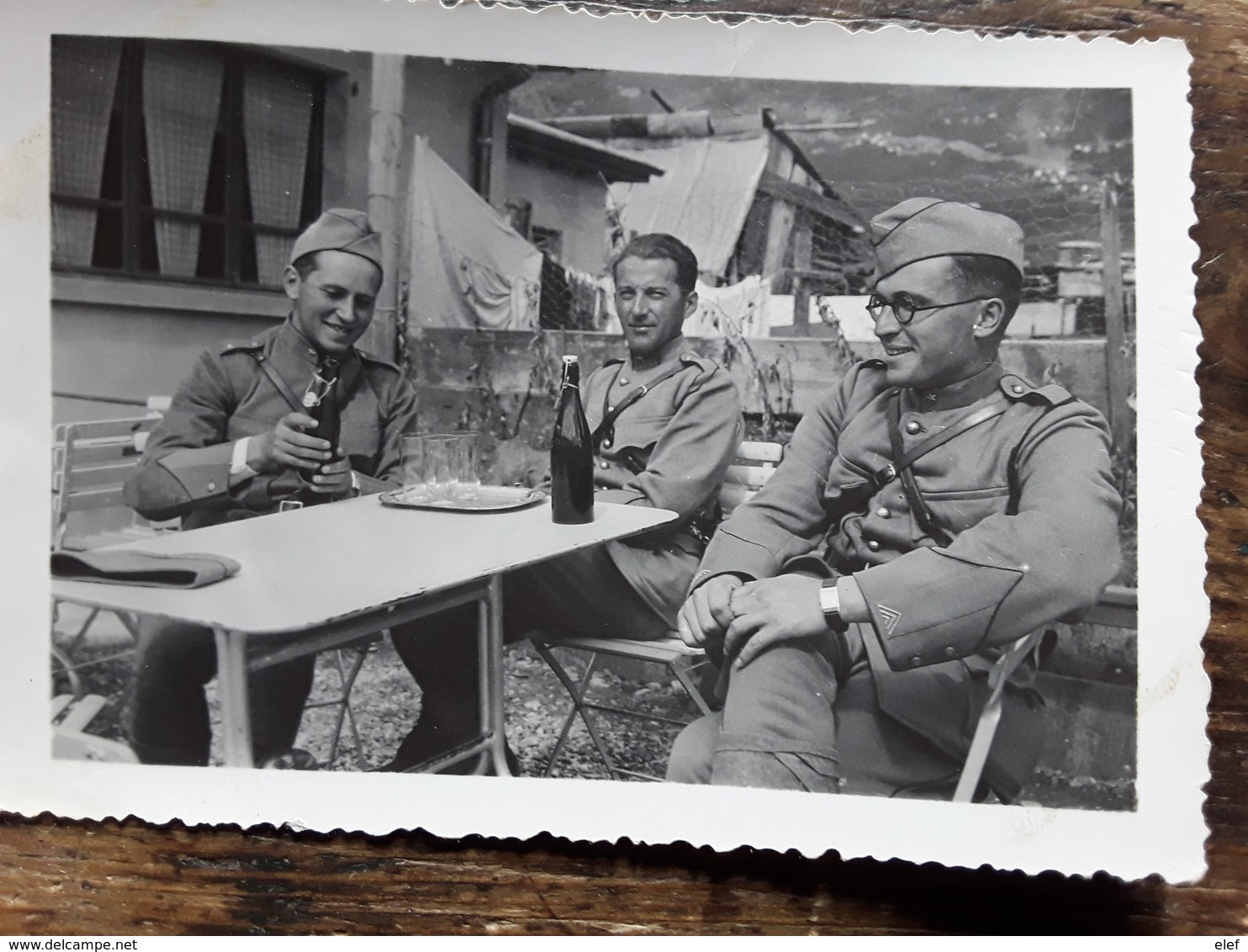 Photo Originale Guerre 39 -  45 ,WW2 , Trois Soldats Attablés Buvant Une Bière , Uniforme ? Avec Etoile , Tb - Guerra, Militari