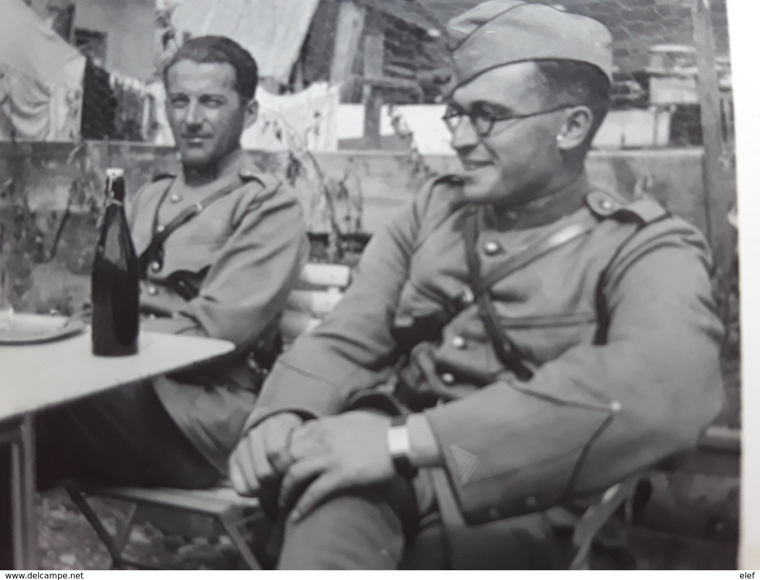 Photo Originale Guerre 39 -  45 ,WW2 , Trois Soldats Attablés Buvant Une Bière , Uniforme ? Avec Etoile , Tb - Guerra, Militari