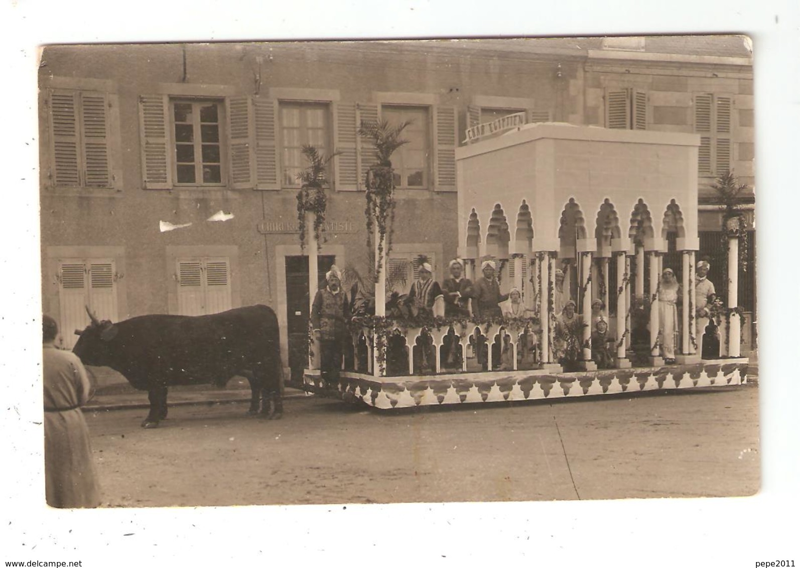 Carte Photo 18 LA GUERCHE Sur L'AUBOIS Cavalcade Char Avec Un Boeuf Char Egyptien Hommes Costumés - La Guerche Sur L'Aubois